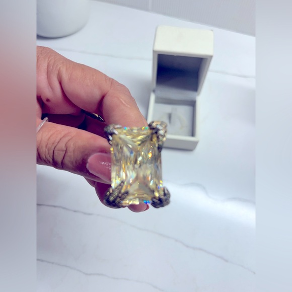 DANIEL SWAROVSKI Oversized Yellow Crystal Ring - Picture 1 of 5